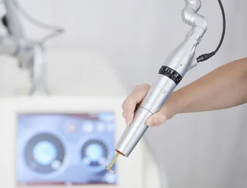 レーザー機器のハンドピースで肌に照射している様子